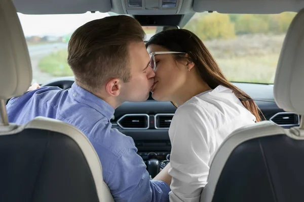 Felice Giovane Coppia Baciare Auto Moderna — Foto Stock