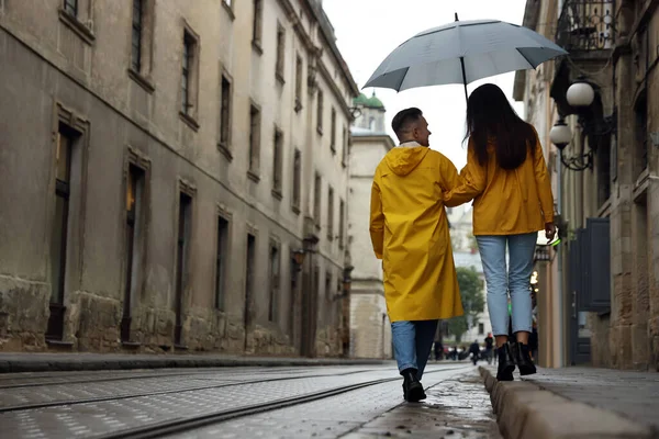 Mooi Jong Stel Met Parasol Lopend Onder Regen Straat Achteraanzicht — Stockfoto