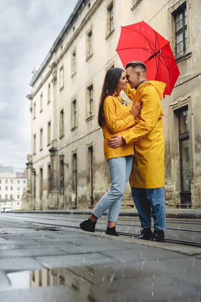 Mooi Jong Stel Met Rode Paraplu Samen Straat — Stockfoto
