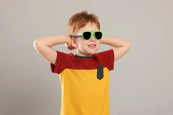 Söt Liten Pojke Med Solglasögon Ljusgrå Bakgrund — Stockfoto