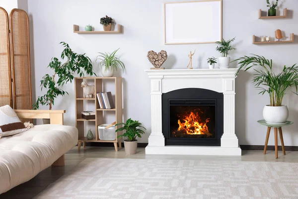 Stilvolles Wohnzimmer Mit Kamin Zimmerpflanzen Und Beigem Sofa — Stockfoto
