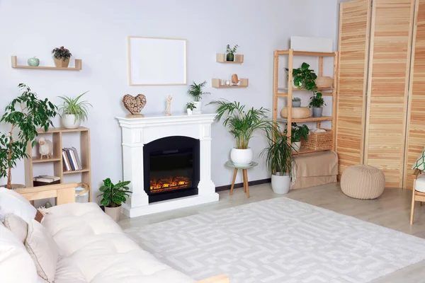Stilvolles Wohnzimmerinterieur Mit Kamin Zimmerpflanzen Und Teppich — Stockfoto