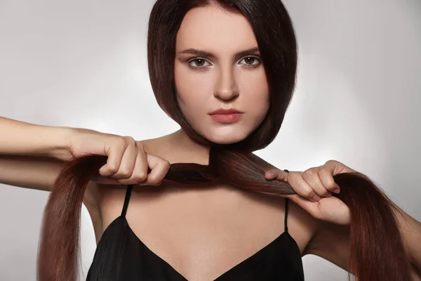 Красива Молода Жінка Здоровим Міцним Волоссям Позує Студії — стокове фото