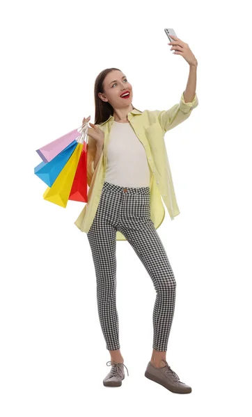 Κομψή Νεαρή Γυναίκα Τσάντες Ψώνια Λαμβάνοντας Selfie Λευκό Φόντο — Φωτογραφία Αρχείου