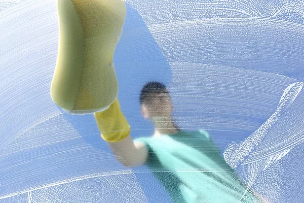 Mulher Limpeza Vidro Com Esponja Dia Ensolarado — Fotografia de Stock