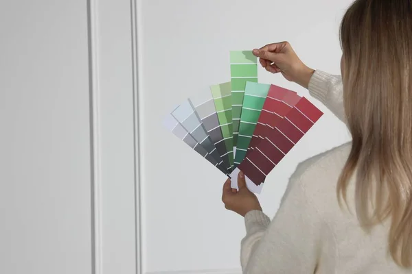 Kobieta Wybierając Kolor Ściany Pomieszczeniach Skupić Się Rękach Wiórów Farby — Zdjęcie stockowe
