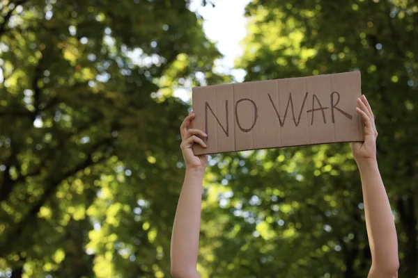 Γυναίκα Κρατώντας Αφίσα Τις Λέξεις War Στο Πράσινο Πάρκο — Φωτογραφία Αρχείου