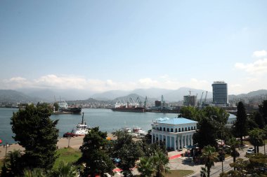 BATUMI, GEORGIA - 28 AĞUSTOS 2022: Modern binalar ve deniz limanına sahip şehir manzarası