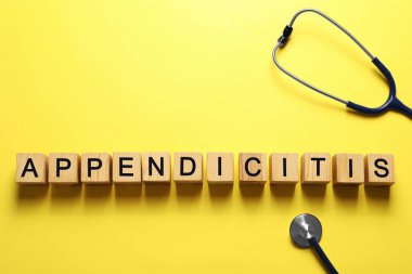 Kelime apandisiti, tahta küplerden ve sarı arka planda steteskoptan yapılmıştır.