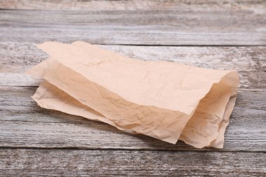 Ahşap masanın üzerinde kağıt çarşaflar