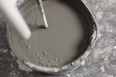 Kapalı alanda betonu karıştırmak, yakından bakmak.