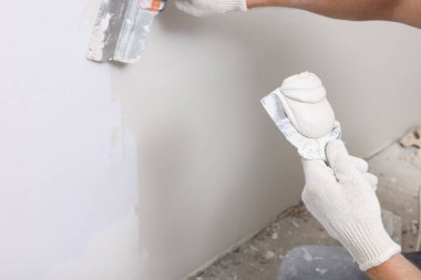 İşçi duvarını macun bıçağıyla sıva, kapalı.