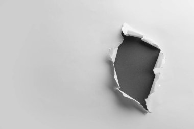 Siyah arkaplan üzerine beyaz kağıtta boşluk, metin için boşluk