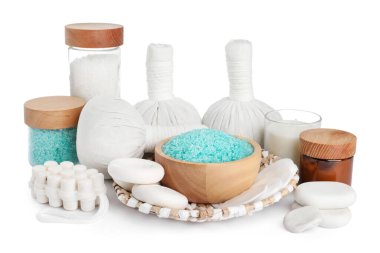 Beyaz üzerine izole edilmiş farklı vücut bakım ürünleriyle güzel bir spa kompozisyonu