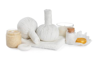 Beyaz üzerine izole edilmiş farklı vücut bakım ürünleriyle güzel bir spa kompozisyonu