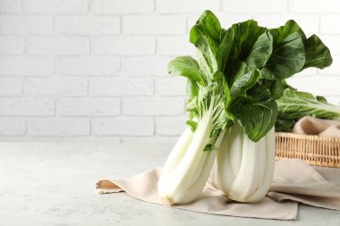 Taze yeşil pak choy lahanaları ışık masasında, metin için boşluk