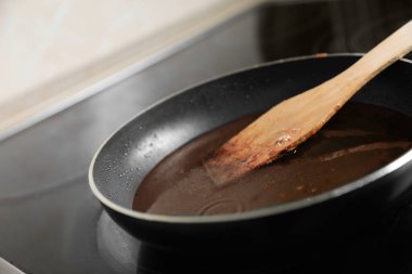 Spatulayla kızartma tavası ve fırında pişirme yağı, yakın çekim.