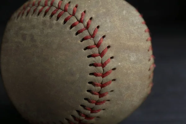 Nosí Baseballový Míč Černém Pozadí Detailní Záběr — Stock fotografie