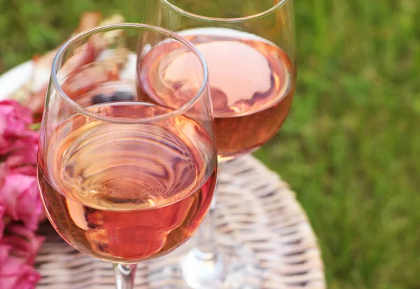 Ποτήρια Από Νόστιμο Ροζέ Κρασί Και Λουλούδια Στο Καλάθι Πικνίκ — Φωτογραφία Αρχείου