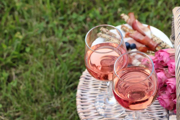 Ποτήρια Από Νόστιμο Ροζέ Κρασί Φαγητό Και Λουλούδια Στο Καλάθι — Φωτογραφία Αρχείου