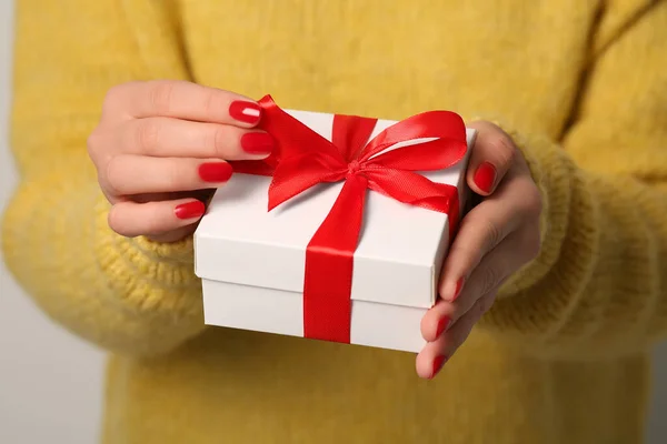 Рождественский Подарок Женщина Подарочной Коробкой Крупным Планом — стоковое фото