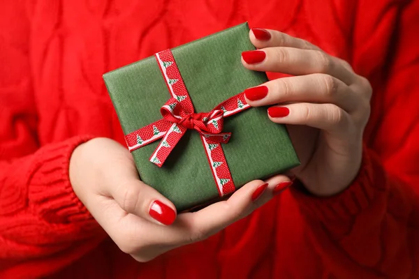 Regalo Navidad Mujer Sosteniendo Caja Regalo Primer Plano — Foto de Stock