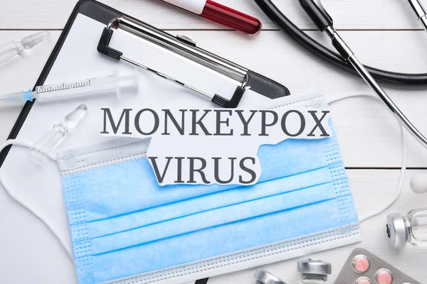 Επίπεδη Σύνθεση Lay Τις Λέξεις Monkeypox Virus Και Ιατρικές Προμήθειες — Φωτογραφία Αρχείου