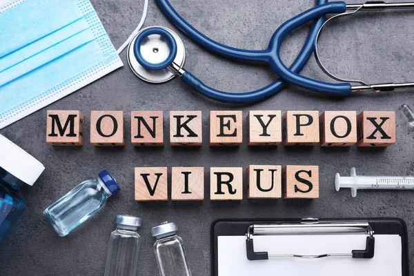 Επίπεδη Σύνθεση Lay Τις Λέξεις Monkeypox Virus Κατασκευασμένα Από Ξύλινους — Φωτογραφία Αρχείου