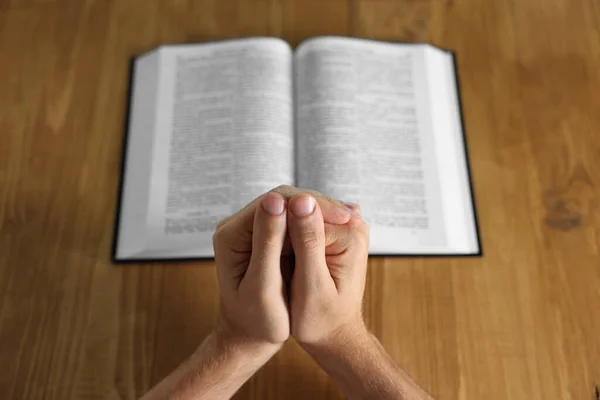 Uomo Con Bibbia Che Prega Tavola Legno Primo Piano — Foto Stock