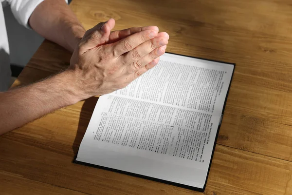 Man Met Bijbel Biddend Aan Houten Tafel Close — Stockfoto