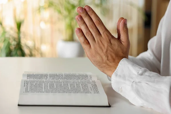 Uomo Con Bibbia Che Prega Tavola Bianca Chiuso Primo Piano — Foto Stock