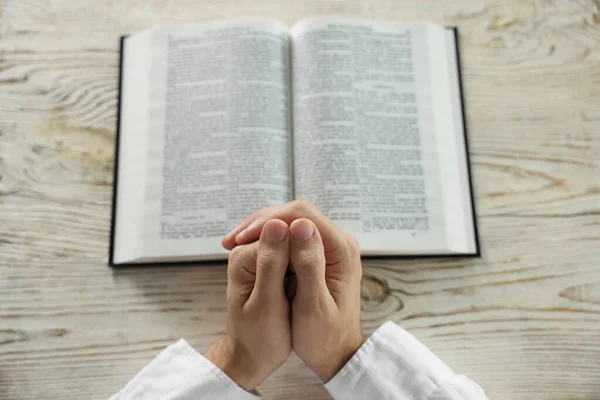 Férfi Biblia Imádkozott Fehér Asztal Fölött Nézet — Stock Fotó