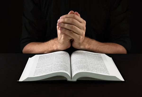 Άνθρωπος Βίβλο Προσεύχεται Μαύρο Τραπέζι Κοντινό Πλάνο — Φωτογραφία Αρχείου