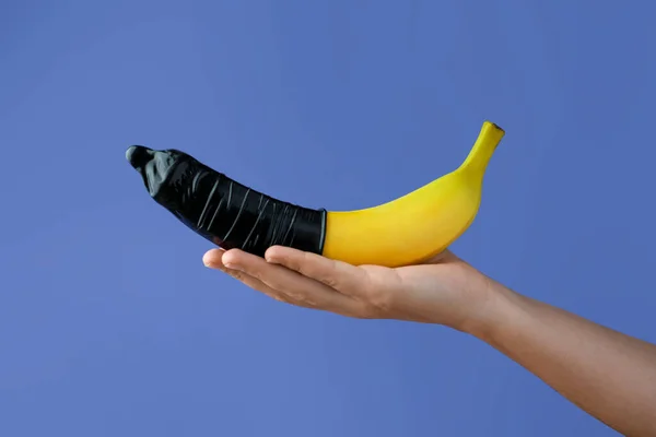 Egy Aki Banánt Tart Óvszerben Világoskék Háttérrel Közelről Biztonságos Szex — Stock Fotó