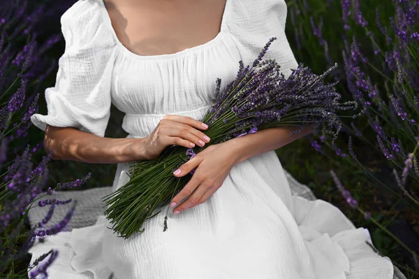 Kvinna Med Lavendel Bukett Sitter Fält Närbild — Stockfoto