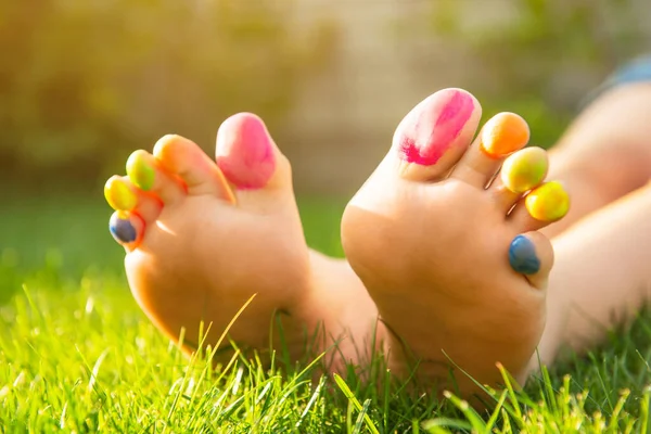 Teenage Girl Painted Toes Green Grass Outdoors Closeup — Stock Photo, Image