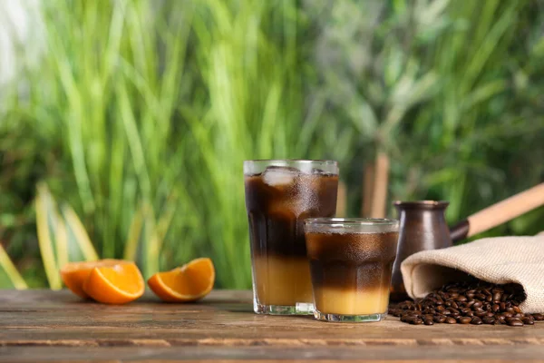 Ízletes Frissítő Ital Kávé Narancslé Fából Készült Asztalon Homályos Háttér — Stock Fotó