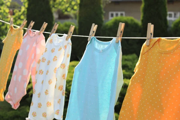 Čisté Dětské Jednohubky Zavěšené Mycí Lince Zahradě Sušené Oblečení — Stock fotografie