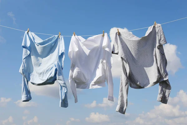 Schone Kleren Hangend Aan Waslijn Tegen Lucht Drooggoed — Stockfoto