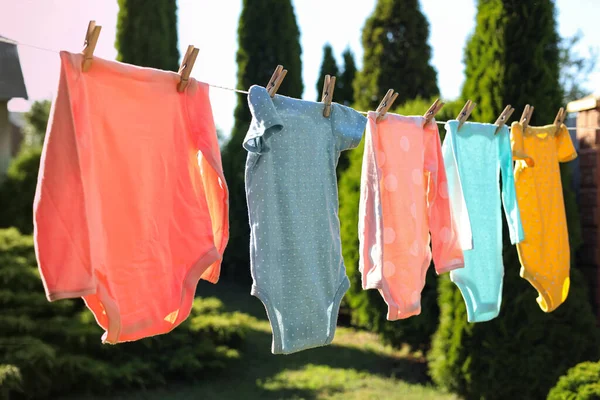 ベビーボディスーツは屋外で洗濯ラインで乾燥 — ストック写真