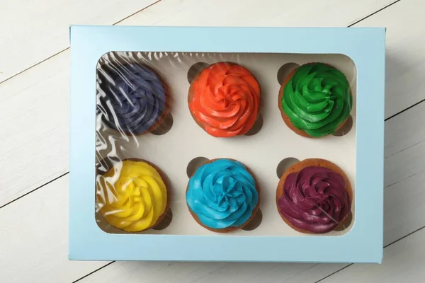 Caixa Com Diferentes Cupcakes Mesa Madeira Branca Vista Superior — Fotografia de Stock