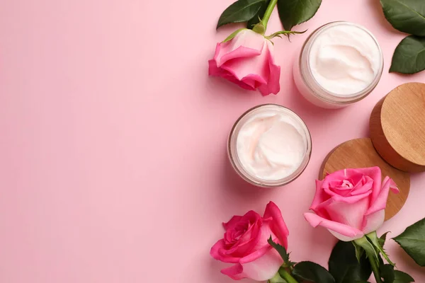 Frascos Vidrio Crema Facial Rosas Sobre Fondo Rosa Planas Espacio — Foto de Stock