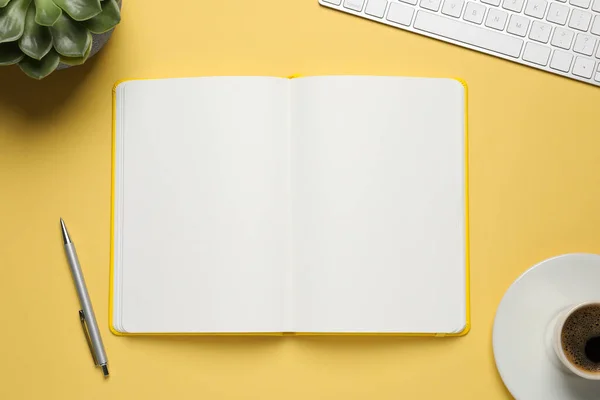 Kompozycja Płaska Stylowym Notebookiem Żółtym Tle — Zdjęcie stockowe