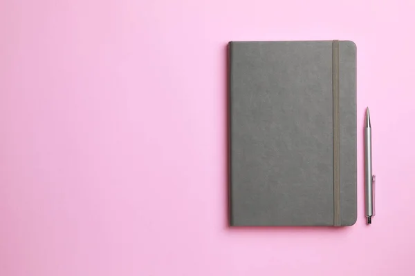 Σημειωματάριο Και Στυλό Ανοιχτό Ροζ Φόντο Επίπεδη Lay Χώρος Για — Φωτογραφία Αρχείου