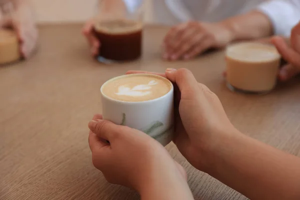 Женщина Чашкой Кофе Проводит Время Друзьями Кафе Крупным Планом — стоковое фото