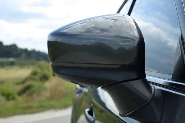 Yeni Siyah Modern Araba Dikiz Aynasına Yakın — Stok fotoğraf