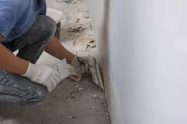 Parede Reboco Trabalhador Com Faca Vidraceiro Dentro Casa Close Espaço — Fotografia de Stock
