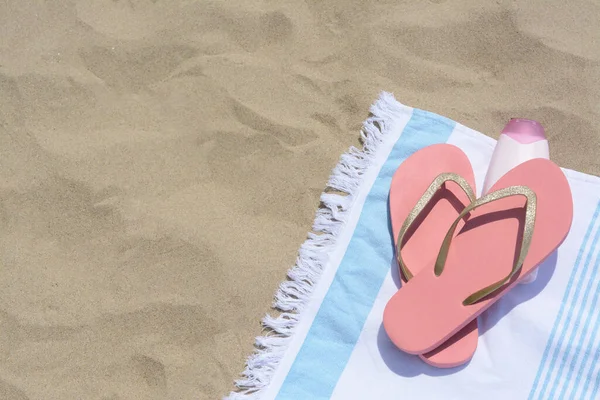 줄무늬 모래가 해변에 걸터앉아 있었다 원문을 — 스톡 사진