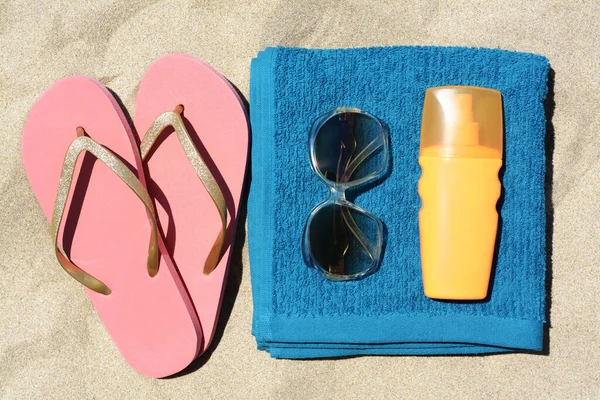 Toalla Playa Azul Suave Plegada Con Chanclas Gafas Sol Botella — Foto de Stock