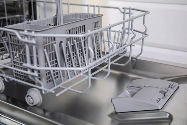 Відкрити Чисту Порожню Посудомийну Машину Кухні Крупним Планом — стокове фото